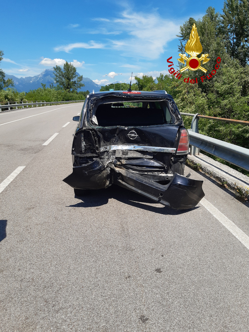 Vigili del Fuoco – Trichiana Loc. Cavassico Inferiore (BL), Incidente tra un’auto ed una moto lungo la SP 1: Ferito il centauro