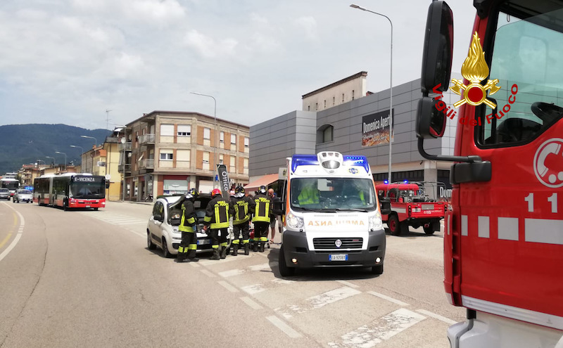Vigili del Fuoco – Valdagno (VI), Incidente fra una Fiat Panda ed un bus del servizio pubblico in Via Sette Martiri: Ferita la conducente dell’utilitaria