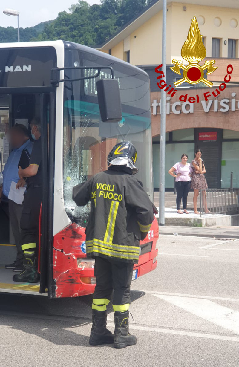 Vigili del Fuoco – Valdagno (VI), Incidente fra una Fiat Panda ed un bus del servizio pubblico in Via Sette Martiri: Ferita la conducente dell’utilitaria