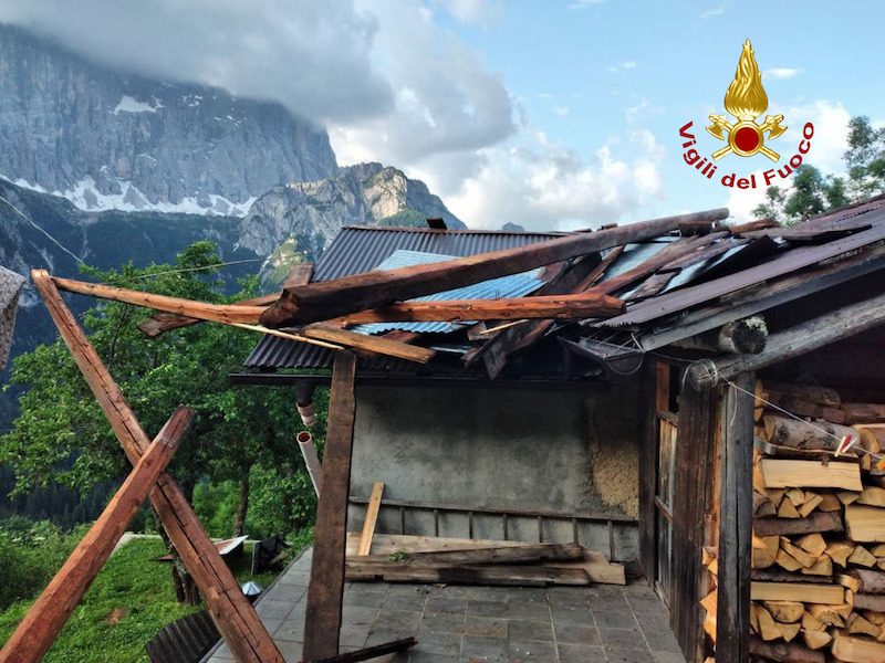 Vigili del Fuoco – Forte ondata di maltempo nel Bellunese: Molti interventi per tetti danneggiati e taglio rami