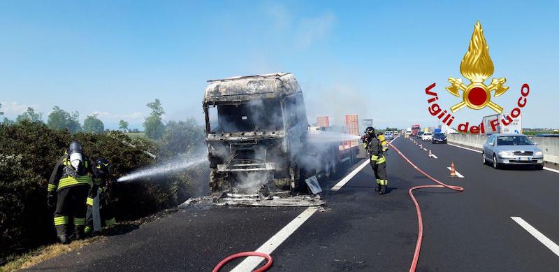 Vigili del Fuoco – Incendio di un TIR in A4 tra i caselli di San Stino di Livenza e Cessalto in direzione Venezia