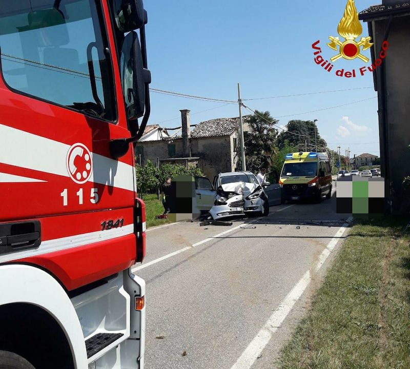 Vigili del Fuoco – Istrana (TV), Grave incidente stradale lungo la SP 68, Via Baracca: 2 adulti e 3 bambini feriti di cui uno gravemente
