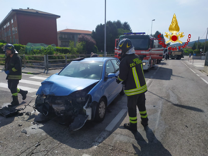 Vigili del Fuoco – Schio (VI), Incidente fra due auto in Via Caile: 3 feriti
