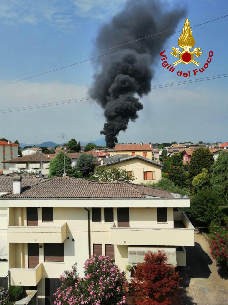 Vigili del Fuoco – Selvazzano (PD), Vasto incendio in un deposito di materiale edile