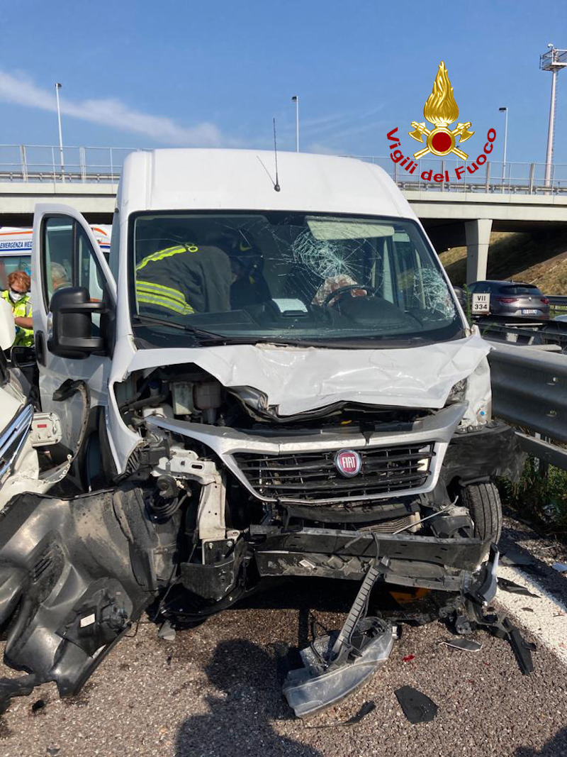 Vigili del Fuoco – Vicenza, Incidente tra un furgone e un’autovettura in A4: Feriti i due conducenti