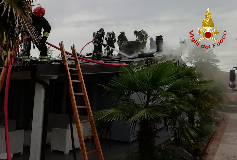 Vigili del Fuoco – Asseggiano (VE), Incendio del tetto in legno di un’abitazione durante la posa in opera della guaina in asfalto