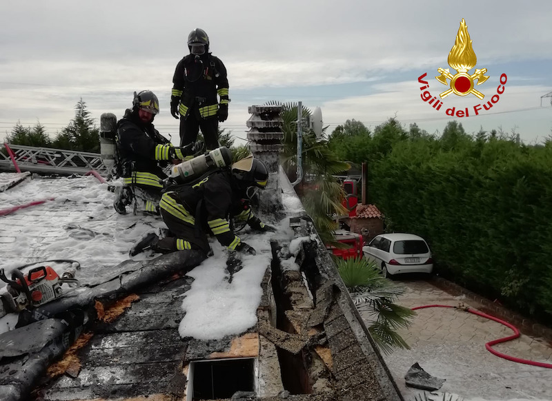 Vigili del Fuoco – Asseggiano (VE), Incendio del tetto in legno di un’abitazione durante la posa in opera della guaina in asfalto