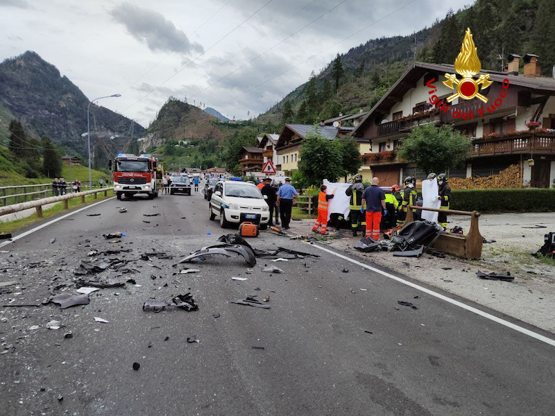 Vigili del Fuoco – Caprile (BL), Tragico incidente tra un auto ed un furgoncino lungo la SR203 “Agordina”: Deceduta sul colpo la conducente 47enne dell’utilitaria