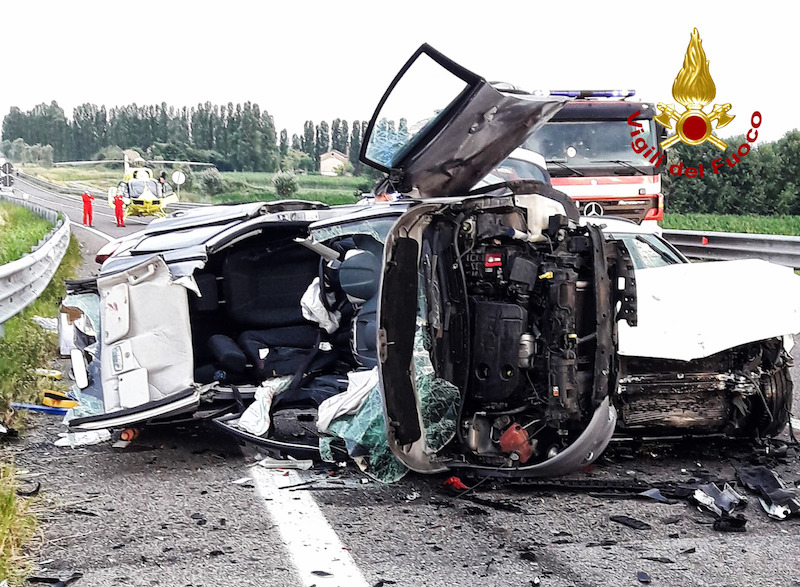 Vigili del Fuoco – Fossalta di Portogruaro (VE), Terribile incidente stradale tra tre auto lungo la SS14: 6 feriti di cui due gravi