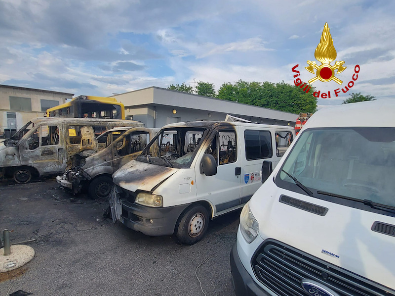 Vigili del Fuoco – San Michele al Tagliamento (VE), Incendio, di probabile di origine dolosa, di tre furgoni e uno scuolabus