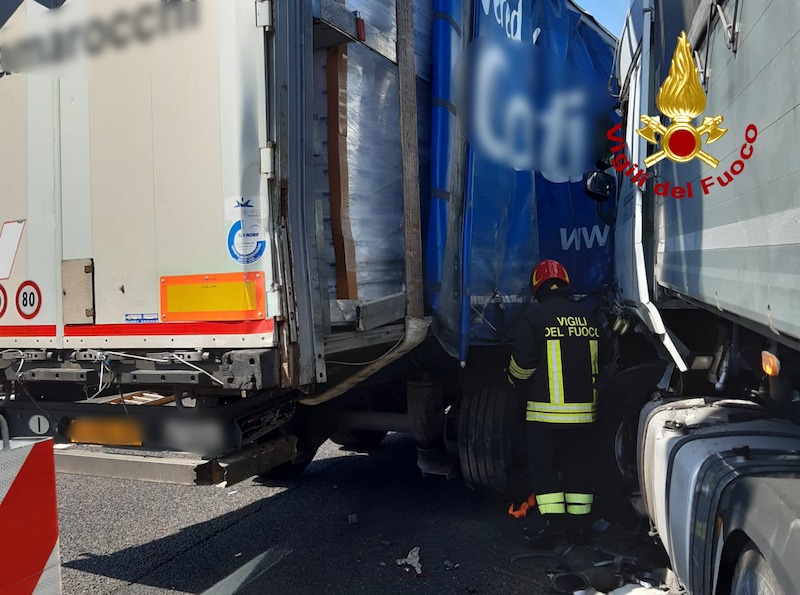 Vigili del Fuoco – Autostrada A4 Loc. Arino (VE), Incidente fra 3 camion: Ferito uno dei conducenti