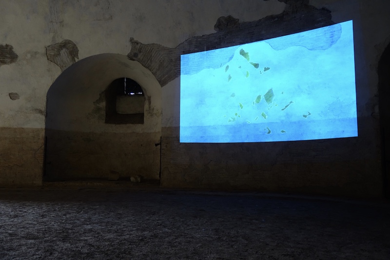 Sabato 4 e sabato 11 settembre 2021, alle ore 11.00  Roma, Villa di Massenzio: Videoinstallazione ambientale “ISOLE” – Visite guidate del curatore Tommaso Strinati