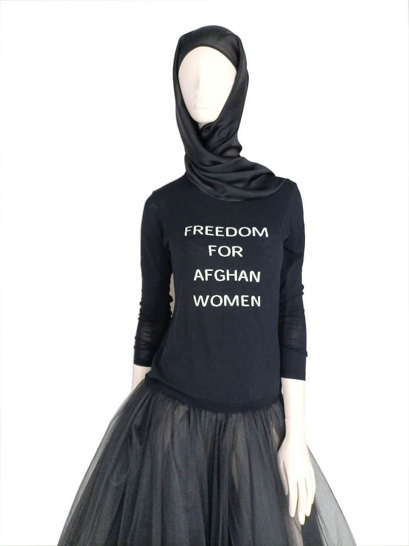MICHELE MIGLIONICO: Un pullover-manifesto a sostegno delle Donne afghane
