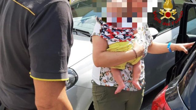 Vigili del Fuoco – Padova, Neonato di 4 mesi rimane chiuso in auto nel parcheggio dell’ospedale: Liberato e consegnato alla mamma