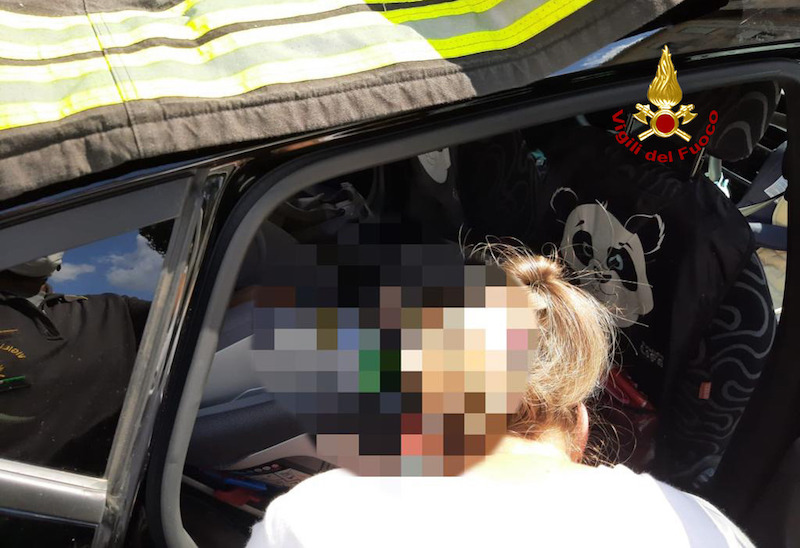 Vigili del Fuoco – Padova, Neonato di 4 mesi rimane chiuso in auto nel parcheggio dell’ospedale: Liberato e consegnato alla mamma
