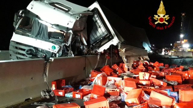 Vigili del Fuoco – Latisana Autostrada A4, Camion frigo si schianta contro il New Jersey e disperde sulla careggiata il carico di carne: Autista ferito ed Autostrada chiusa