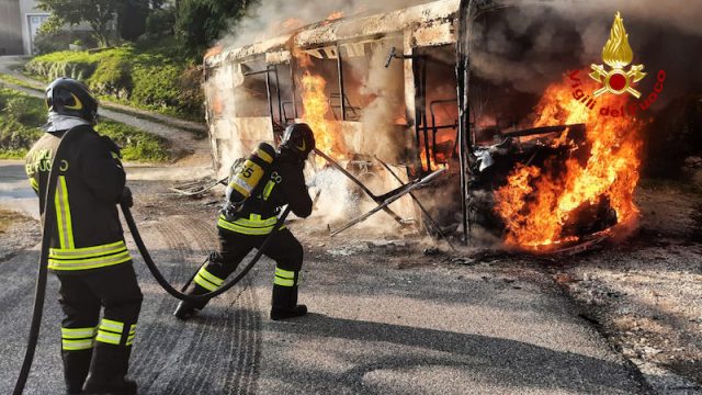 Vigili del Fuoco – Vestenanova (VR), A fuoco scuolabus in contrada Mistrorighi: Salvi tutti gli studenti e l’autista