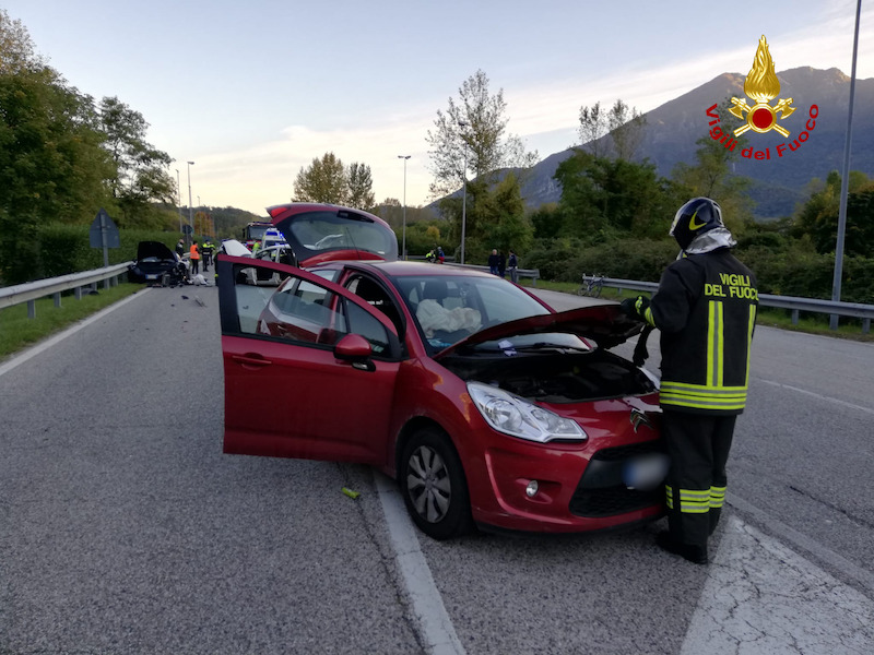 Vigili del Fuoco – Cogollo del Cengio (VI), Incidente stradale tra tre auto lungo la SP 350: 5 feriti
