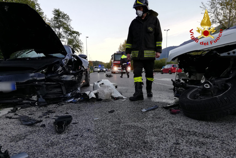 Vigili del Fuoco – Cogollo del Cengio (VI), Incidente stradale tra tre auto lungo la SP 350: 5 feriti