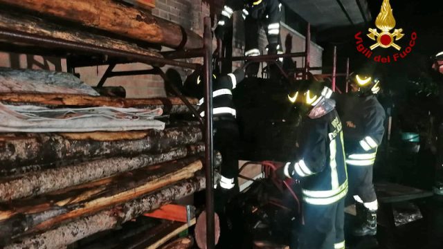 Vigili del Fuoco – Vicenza, Incendio, di probabile origine dolosa, di materiale di legno utilizzato dagli scout nella Parrocchia San Paolo