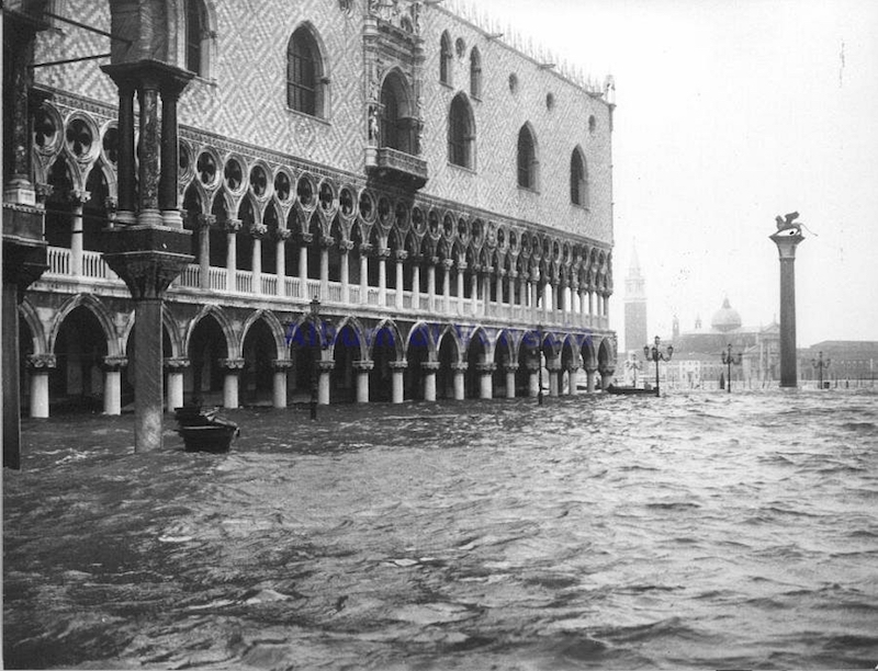 4 novembre 1966 – L’aqua granda, l’acqua alta a Venezia che raggiunse un’altezza record di 194 cm