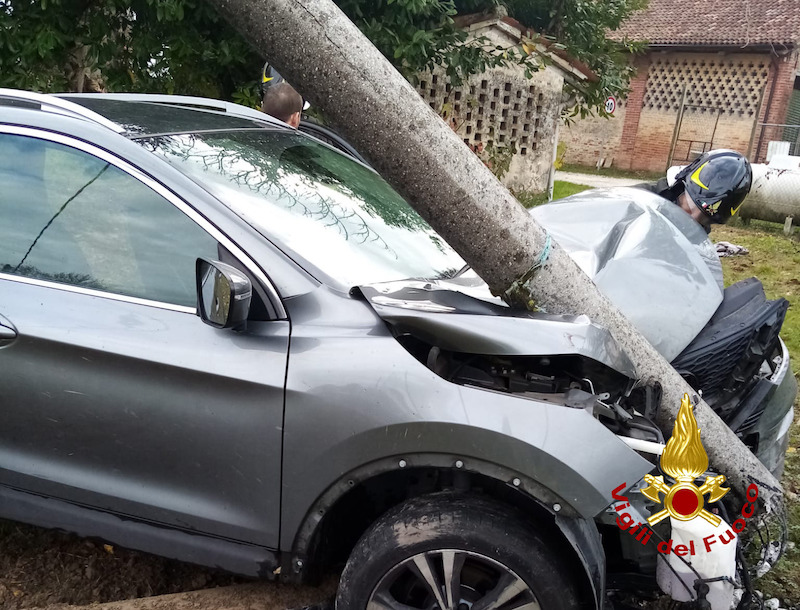 Vigili del Fuoco – San Donà di Piave (VE), Auto finisce fuori strada contro un palo di cemento in Via Armellina: Ferito il conducente