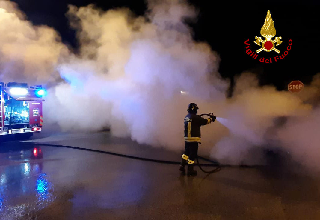 Vigili del Fuoco – Montecchio Maggiore (VI), Auto a fuoco nei pressi della rotatoria di uscita al casello dell’Autostrada A4