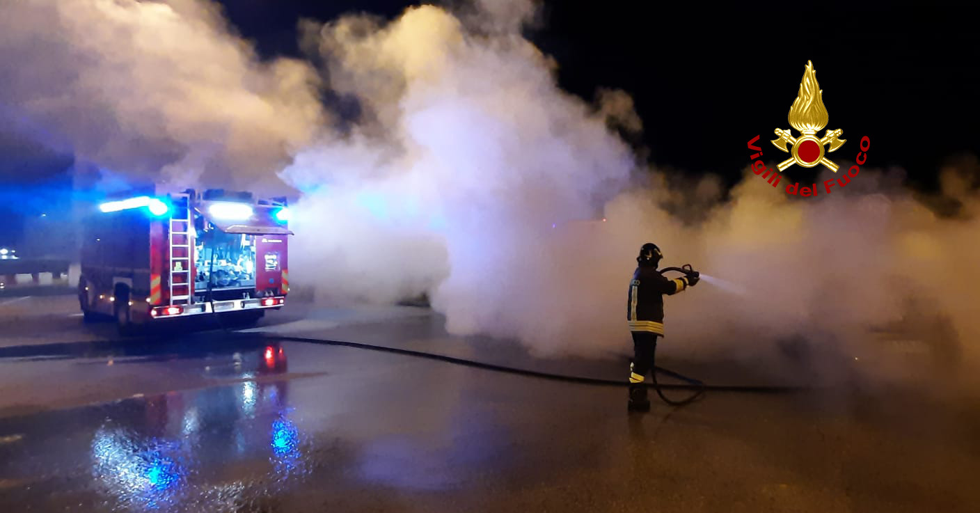 Vigili del Fuoco – Montecchio Maggiore (VI), Auto a fuoco nei pressi della rotatoria di uscita al casello dell’Autostrada A4