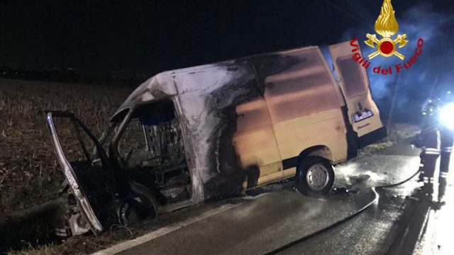 Vigili del Fuoco – Vicenza, Incendio di un furgone dopo uscita di strada: Ferita una persona