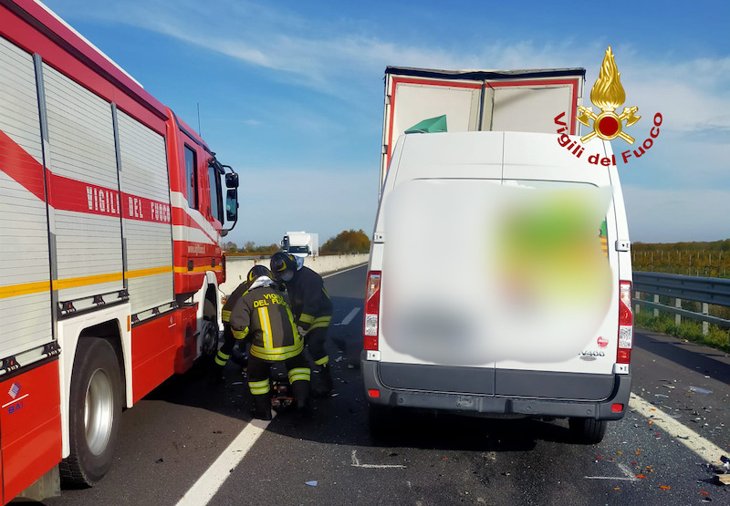 Vigili del Fuoco – San Donà di Piave (VE), Furgone tampona un camion in A4: Deceduto il conducente del furgone