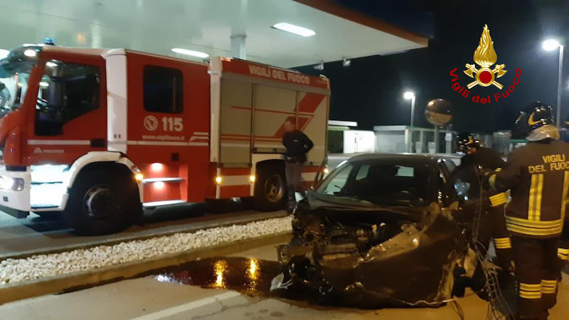 Vigili del Fuoco – Villafranca Padovana (PD), Perde il controllo del veicolo e sfonda la finestra di una abitazione: Gravemente ferito il conducente