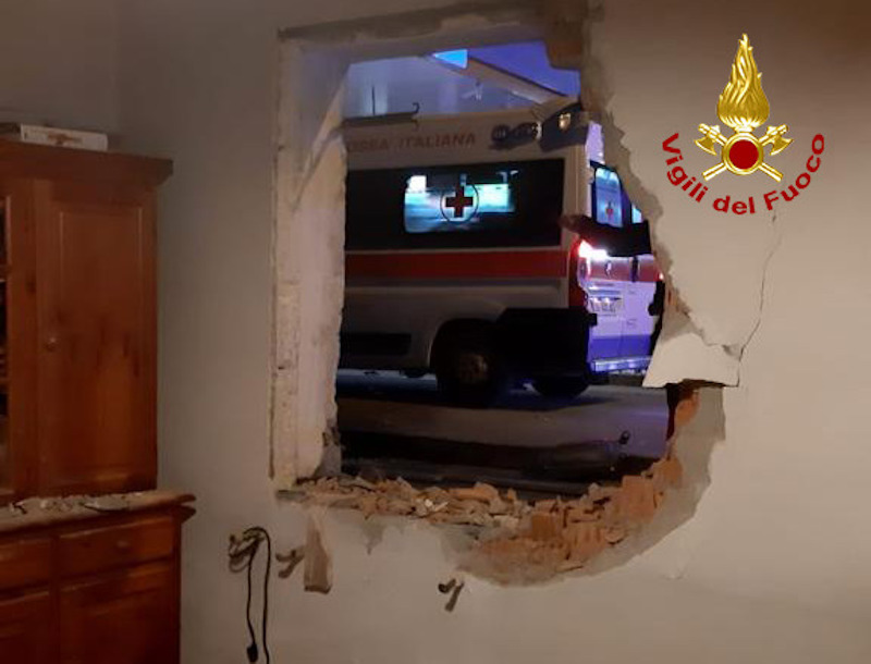 Vigili del Fuoco – Villafranca Padovana (PD), Perde il controllo del veicolo e sfonda la finestra di una abitazione: Gravemente ferito il conducente