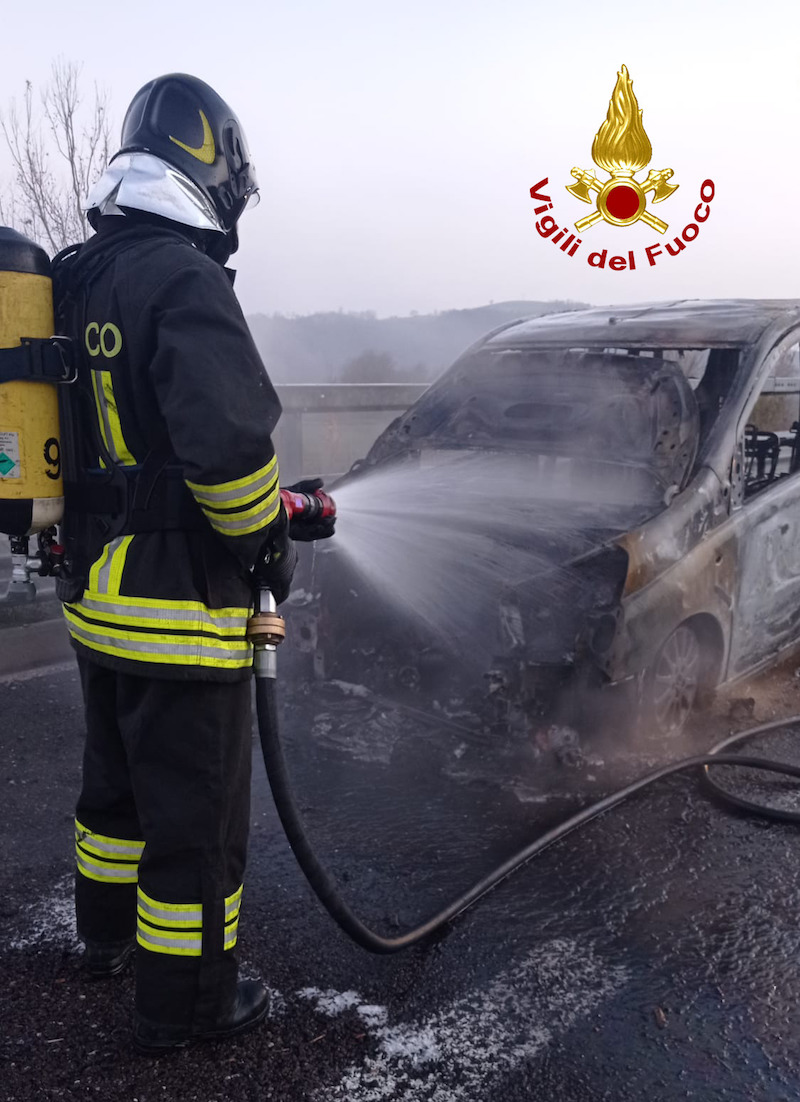Vigili del Fuoco – Vicenza Loc. Autostrada A31, Furgone Fiat Scudo va a fuoco tra i caselli di Agugliaro e Barbarano Albettone: Incolume il conducente