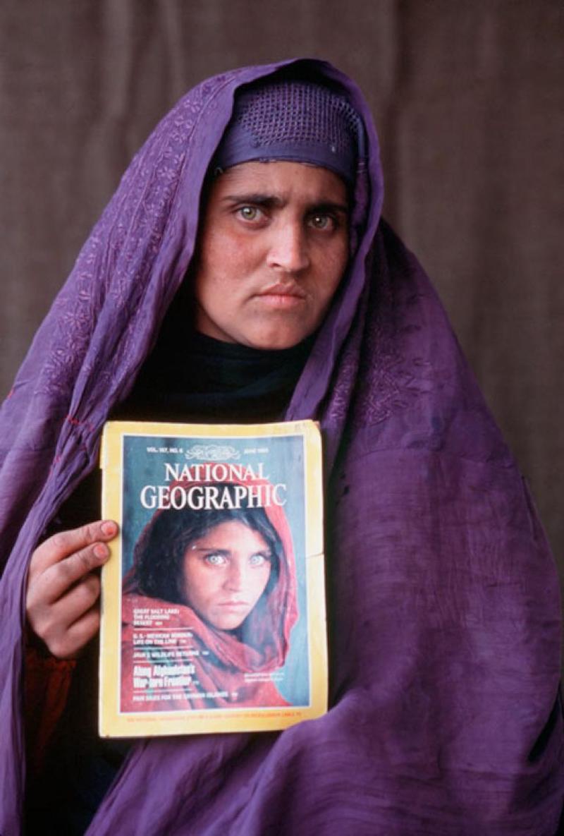 Sharbat Gula la bambina dagli occhi verdi è giunta in Italia: La bimba afghana fotografata nel 1985 da Steve McCurry per la copertina del National Geographic Magazine
