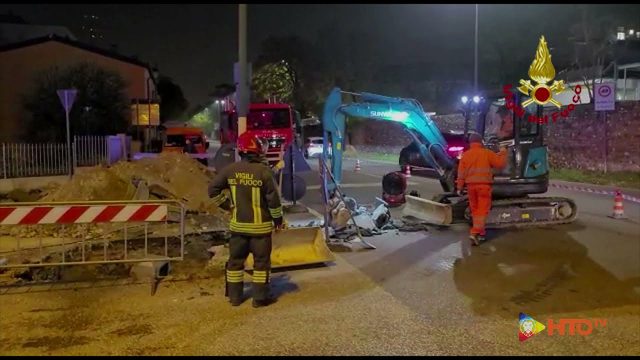 Vigili del Fuoco – Verona, Rottura tubazione della rete del Gas Metano in Via Luigi Pasteur nei pressi dell’Ospedale di Borgo Roma