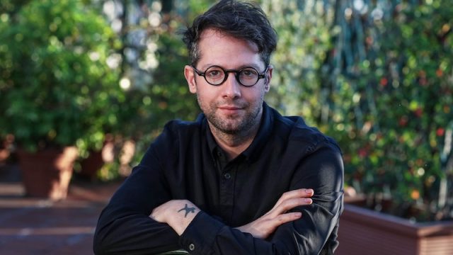 Come dei Cristalli l’esordio poetico di Alessandro Messina (con Imma Battaglia, Maria Rosaria Omaggio e Gabriella Carlucci) – Teatro Off Off Roma 11 dicembre 2021 ore 17.30