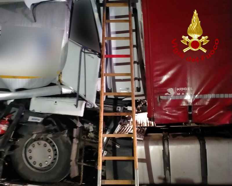 Vigili del Fuoco – Portogruaro, Tamponamento fra mezzi pesanti in A4: Deceduto sul colpo uno dei camionisti