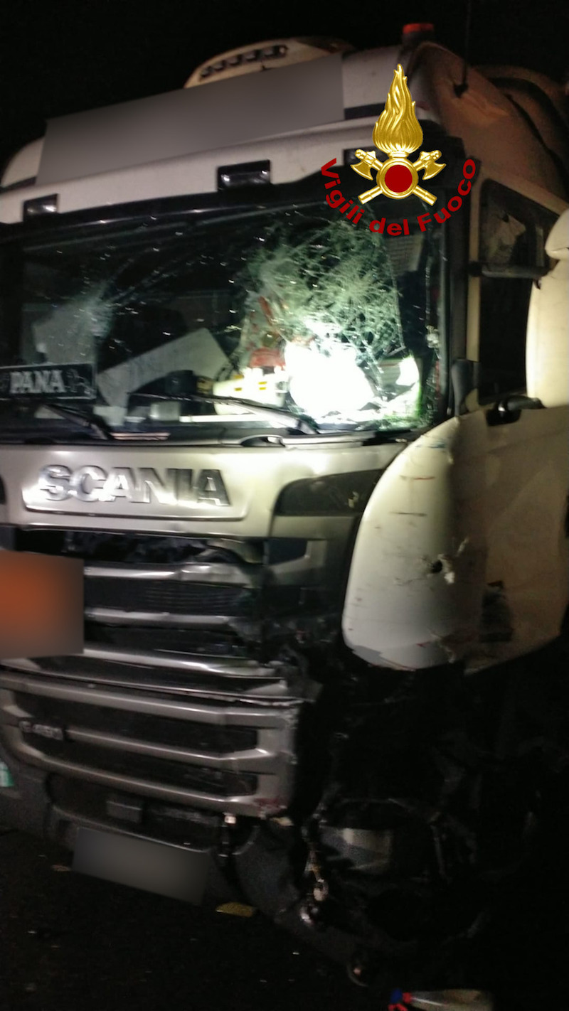 Vigili del Fuoco – Portogruaro, Tamponamento fra mezzi pesanti in A4: Deceduto sul colpo uno dei camionisti