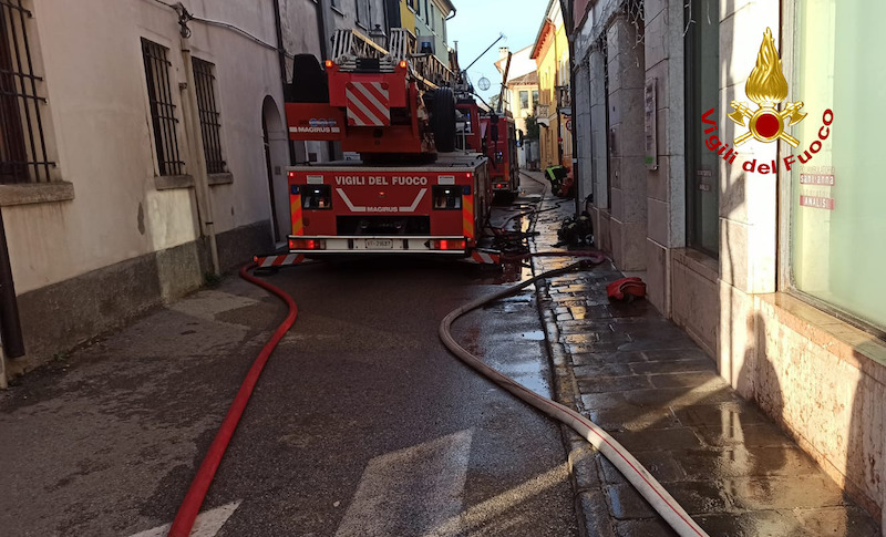 Vigili del fuoco – Lendinara (RO), Incendio in una mansarda: Ferito un Vigile del fuoco nelle operazioni di spegnimento