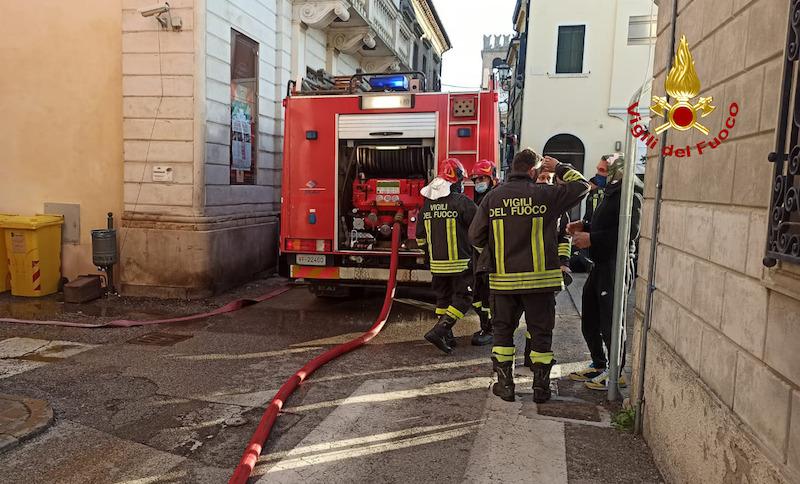 Vigili del fuoco – Lendinara (RO), Incendio in una mansarda: Ferito un Vigile del fuoco nelle operazioni di spegnimento