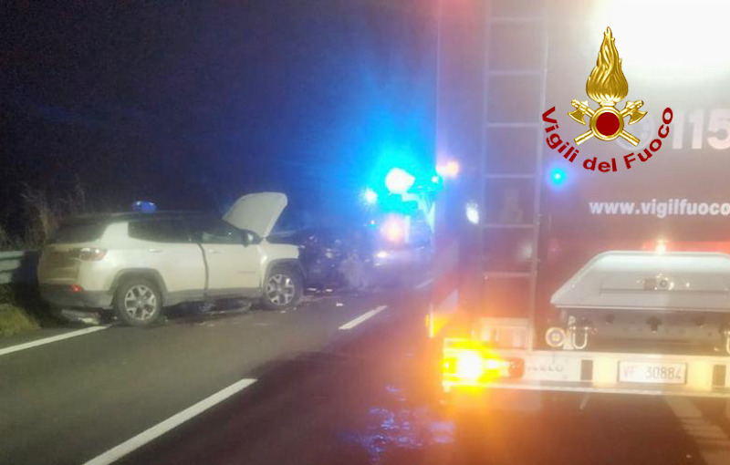 Vigili del Fuoco – Rosara (PD), Incidente frontale tra un SUV ed un Alfa Romeo al Km 103 della SS309 Romea: Decedute due persone ed una terza ferita gravemente