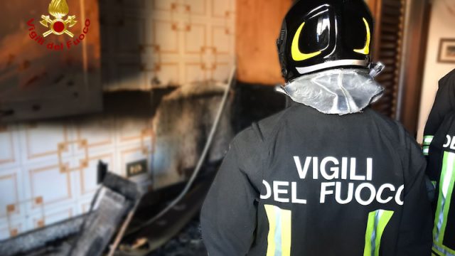 Vigili del fuoco – Maerne (VE), Incendio in un appartamento al terzo piano di una palazzina in Via Canaletto: Intossicate dal fumo due persone