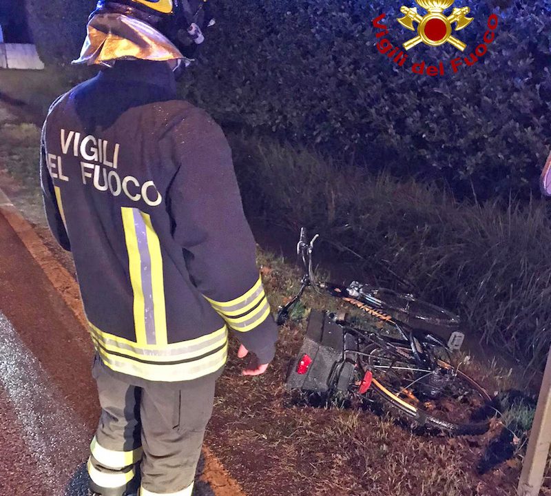 Vigili del Fuoco – Noale (VE), Ciclista investita da un auto e sbalzata nel fossato: Ferita trasferita in ospedale