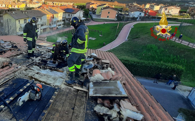 Vigili del Fuoco – Zermeghedo (VI), Incendio del tetto ventilato di una abitazione: Incolumi gli occupanti