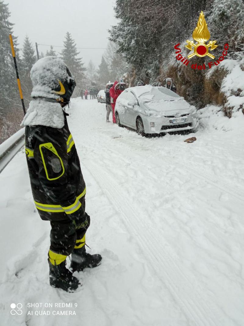 Vigili del Fuoco – Abbondanti nevicate in provincia di Treviso: Interventi per salvare automobilisti bloccati in auto con bambini