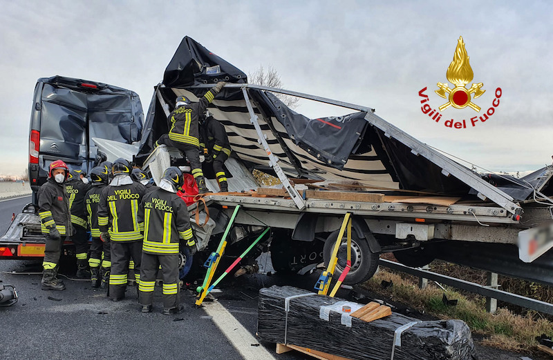 Vigili del Fuoco – Nuovo incidente nel tratto “maledetto” della A4 in direzione Trieste – Ferito il conducente di un furgone