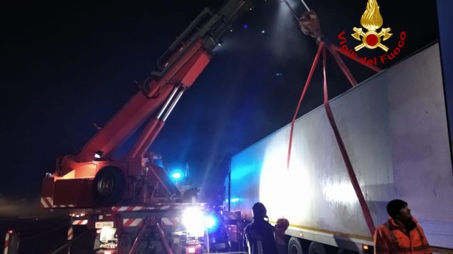 Vigili del Fuoco – Conselve (PD), Si sposta in carico di carne di un camion frigo: Evitata la rottura della cella frigo