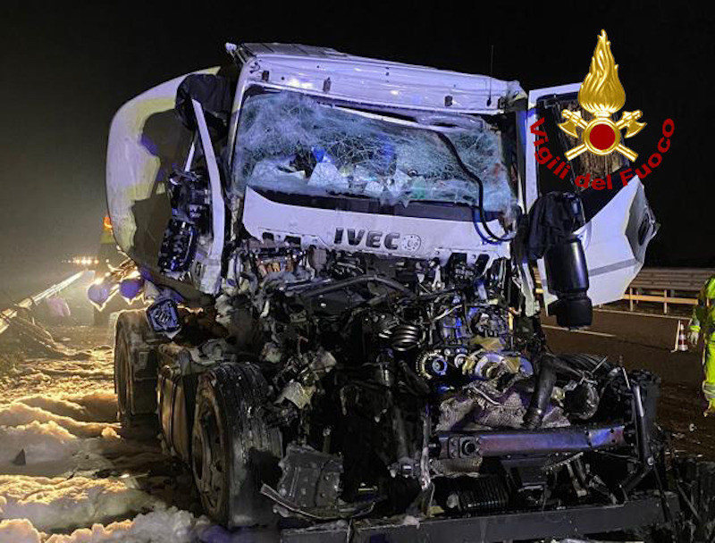 Vigili del Fuoco – Villafranca Padovana Loc. Autostrada A4 (PD), Tamponamento fra due mezzi pesanti: Ferito un conducente