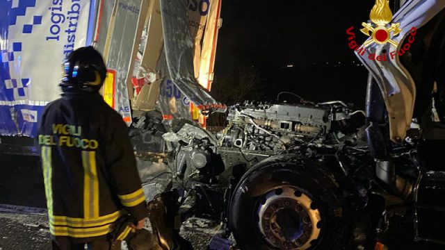 Vigili del Fuoco – Villafranca Padovana Loc. Autostrada A4 (PD), Tamponamento fra due mezzi pesanti: Ferito un conducente