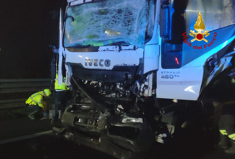 Vigili del Fuoco – Tragico incidente tra due camion sulla Tangenziale di Mestre: Deceduto uno dei conducenti